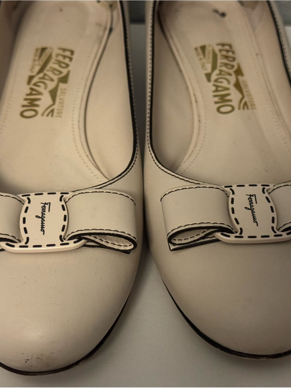 Salvatore Ferragamo Vara Pumps 9.5
